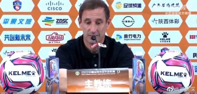 于是，一天晚上，我在宿舍的楼道里把姜文从房间里叫了出来，我认为两个人单独谈似升更好一些。
